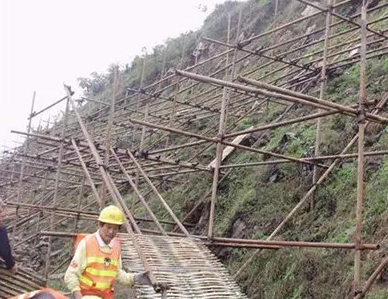 高鐵隧道口危石清理（高邊坡安全防護措施）